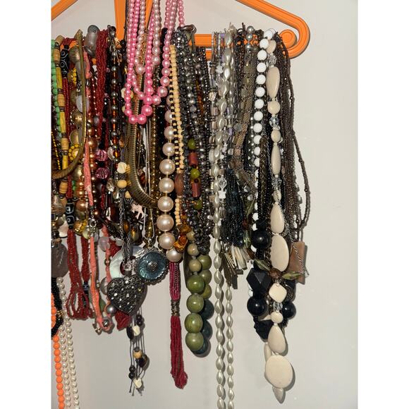 Over 6 Lbs Vintage And Costume Necklaces Multi Color Beaded Statement Lot - Picture 9 of 11